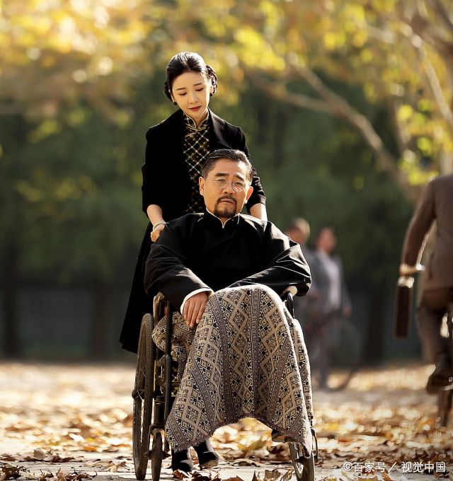 电视剧《老中医》央视一套热播 陈宝国气质儒雅许晴旗袍身材苗条